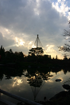 池に映る…