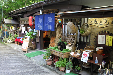 裏通りにもお茶屋さん発見