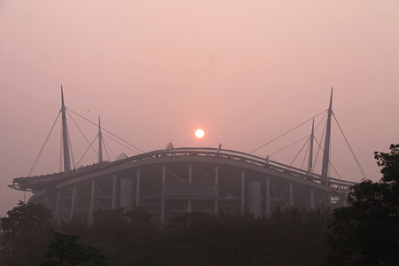 濃霧の朝日と豊田スタジアム