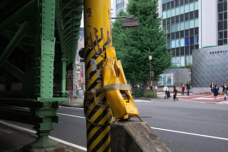 2011.08.27　有楽町　トラック引っかかり事故の跡