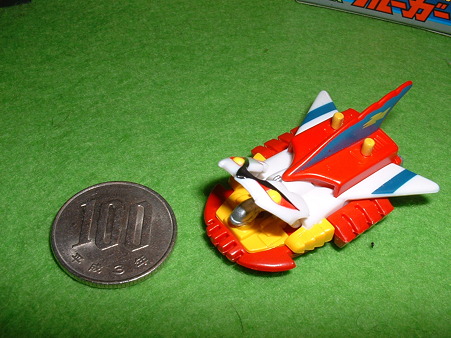 「カプセル ポピニカ」より「重戦ブルーガー」 機首部開閉ギミック