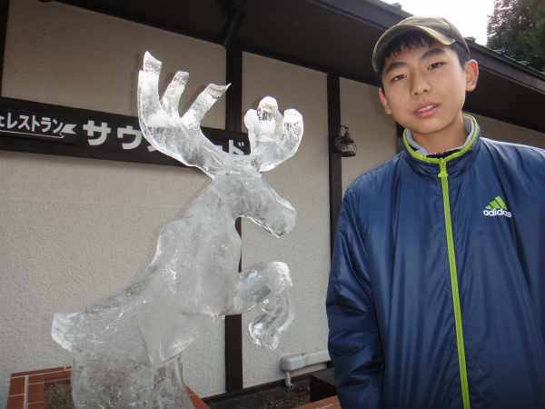長男が氷の彫刻と記念撮影