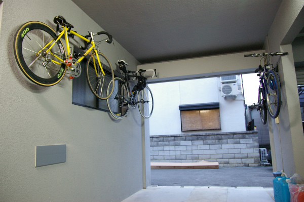 壁にかけられた３台の自転車