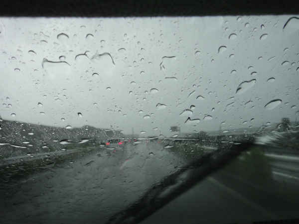 激しい雨で視界の確保が不十分になる