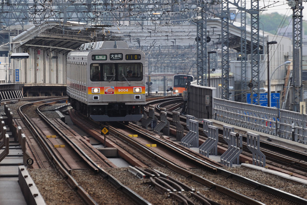 Photos: 二子新地駅を抜けて鉄橋を渡る大井町線